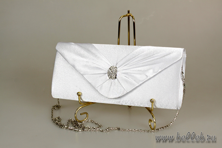 белая сумочка-клатч, украшенная небольшой серебристой брошкой № 18023