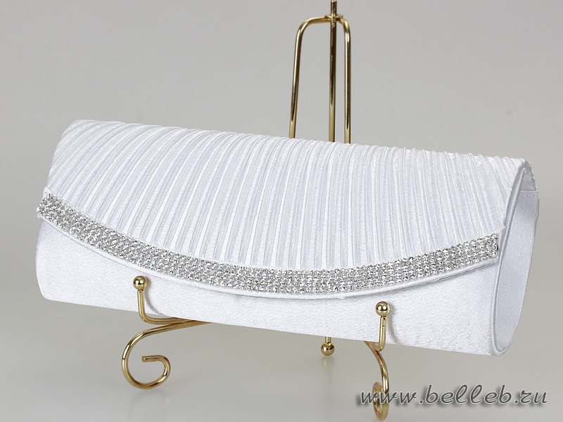 сумочка-клатч белого цвета, декорированная гофрированной тканью и стразовой полоской № 18070