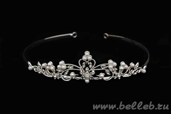 нежная диадема (тиара, корона) серебристого цвета с жемчугом и стразами №169