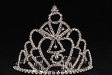 высокая диадема (тиара, корона) серебристого цвета со стразами