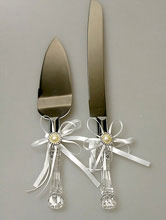 заказать набор для свадебного торта: нож и лопатка с прозрачными ручками, украшенными атласными бантиками цвета айвори