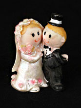 смешная свадебная фигурка для торта с двумя пупсами в виде жениха и невесты, фото