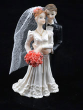свадебная фигурка для торта жених обнимает невесту с букетом красных роз, фото