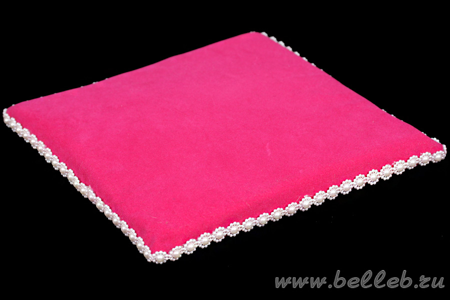 розовая подушка для диадем с жемчужной отделкой №1