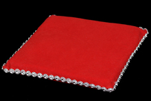 красная подушка для диадем с серебристой отделкой недорого