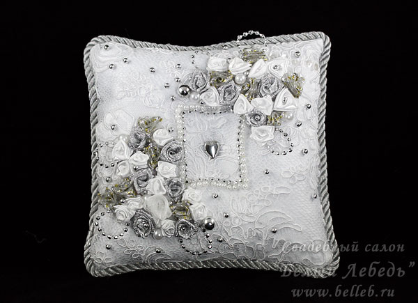 серебристо-белая подушечка для колец ручной работы с цветами №11