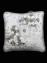 серебристо-белая подушечка для колец ручной работы с цветами, фото
