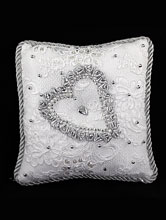 серебристо-белая подушечка для колец ручной работы с украшением в виде сердца, цена