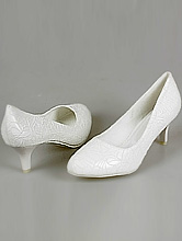 свадебная обувь, молочные свадебные туфли на невысоком каблуке, фото