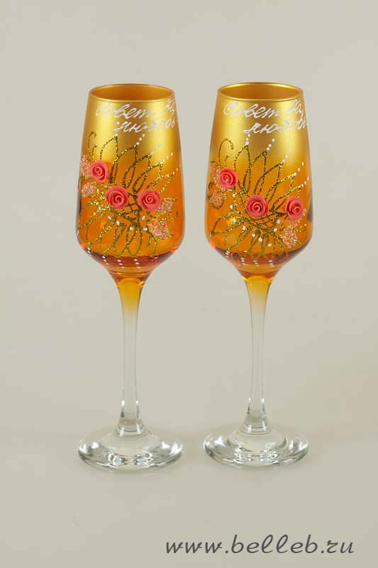 свадебные бокалы ручной работы, выполненные в теплых золотистых тонах и украшенные акриловыми розочками кораллового цвета №30197