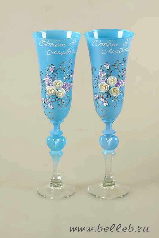Свадебные бокалы ручной работы из голубого стекла, украшенные росписью, бисерным узором и объемными цветами №30201