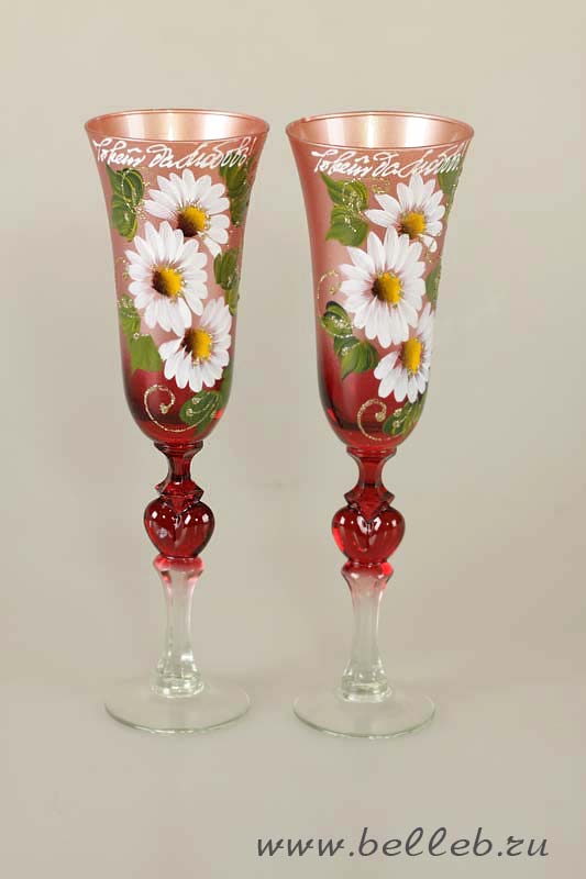 Изящные бокалы из цветного стекла, украшенные росписью в виде очаровательных ромашек №30209