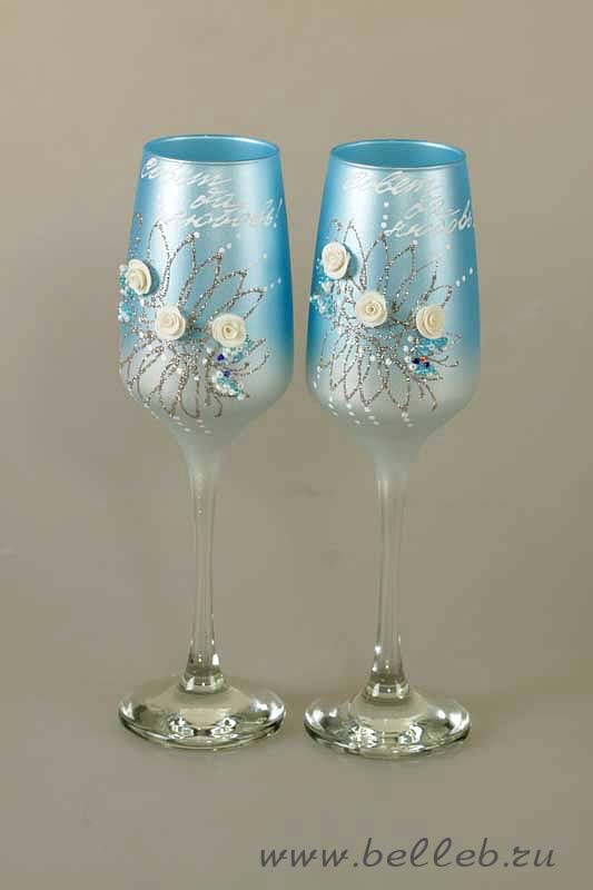 оригинальные   бокалы жемчужно-голубого цвета ручной работы, украшенные серебряным узором и композицией из бисера и маленьких розочек из акрила №30212
