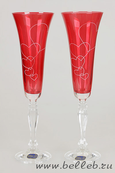 красные свадебные бокалы из богемского стекла с символическими сердцами №30246