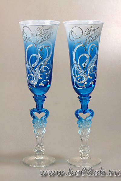 синие бокалы на свадьбу с красивыми белыми лебедями №30060