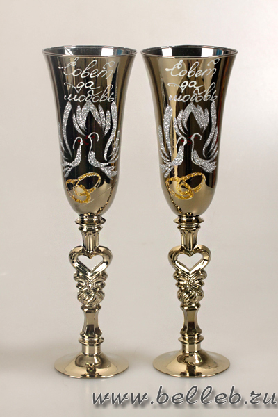 Симпатичные фужеры для жениха и невесты цвета черного золота с серебристыми голубями и золотистыми кольцами №30073