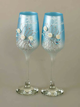 бокалы жемчужно-голубого цвета ручной работы, украшенные серебряным узором и розочками из акрила, фото